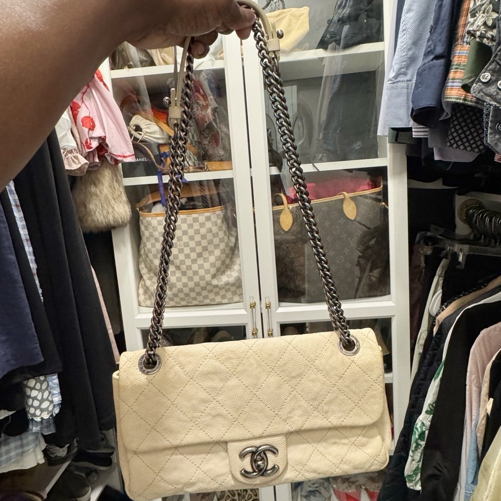 CHANEL Cream Quilted Leather Shoulder Bag with Chain Strap